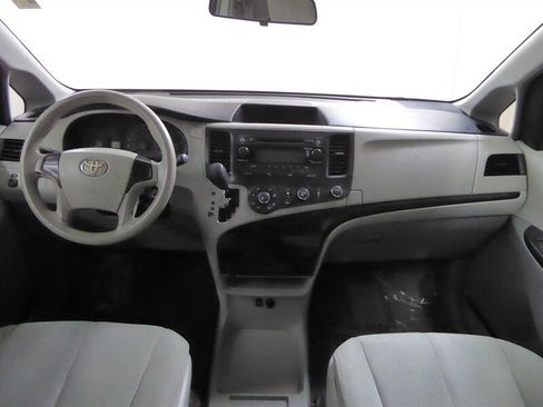 Used 2013 Toyota Sienna L image 8