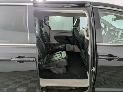 Used 2023 Chrysler Pacifica Touring-L FWD image 33