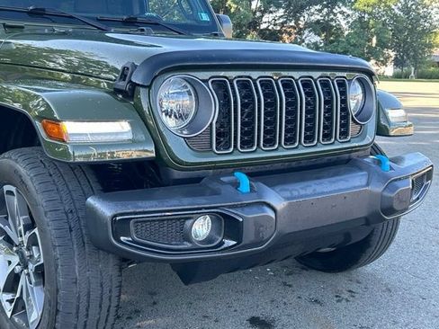 Used 2024 Jeep Wrangler Unlimited w/ Convenience Group AWD/4WD image 18
