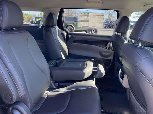 New 2026 Kia Carnival image 3
