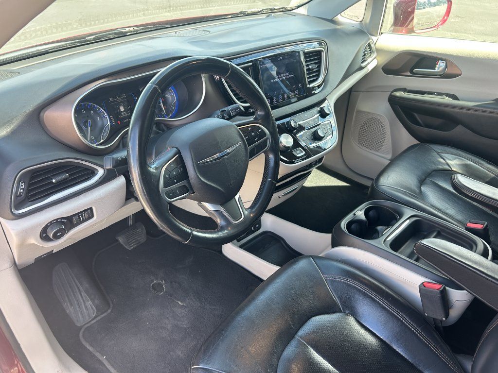 Used 2018 Chrysler Pacifica Touring-L FWD image 24