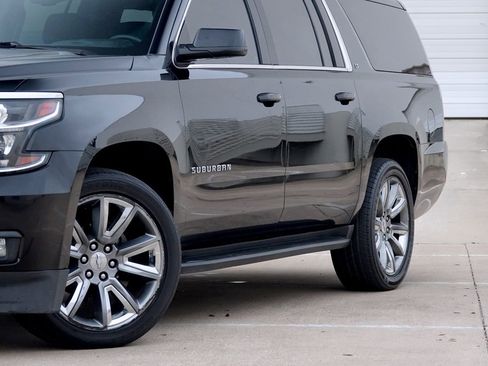 Used 2017 Chevrolet Suburban LT image 23