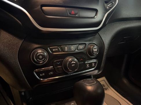 Used 2019 Jeep Cherokee Latitude Plus w/ Cold Weather Group image 20