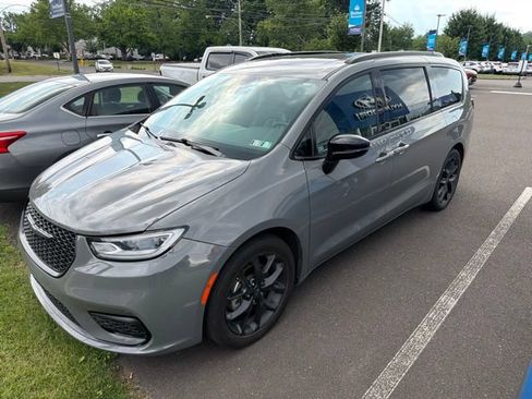 Used 2025 Chrysler Pacifica Limited FWD image 3