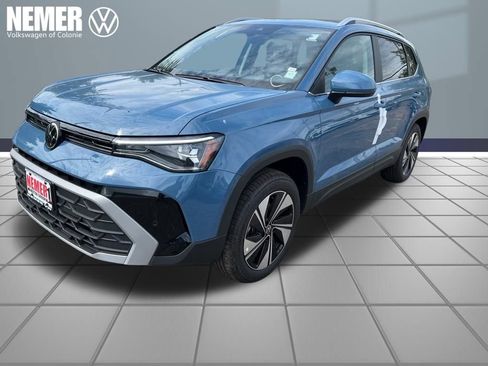 New 2025 Volkswagen Taos SE image 1