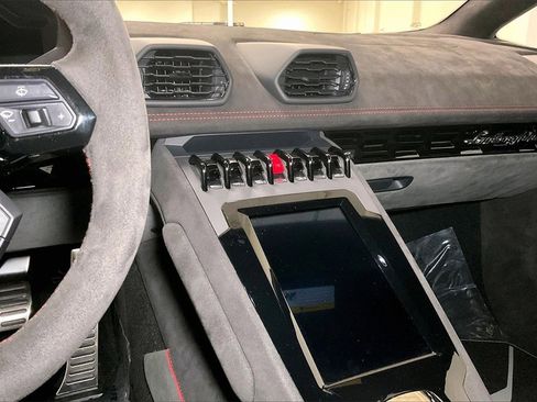 Used 2024 Lamborghini Huracan Sterrato image 11