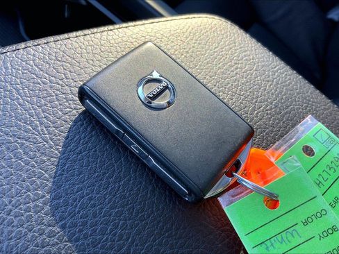 Used 2022 Volvo XC60 B5 Momentum w/ Climate Package image 13