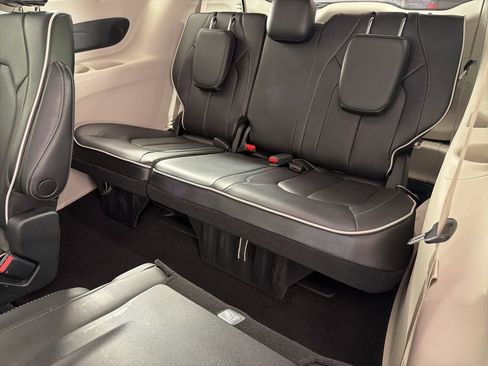 Used 2023 Chrysler Pacifica Limited w/ Trailer Tow Group image 16