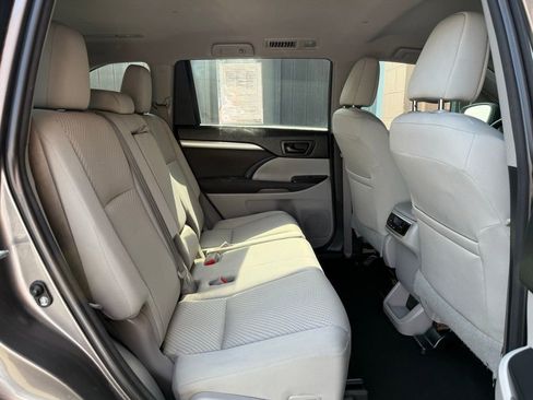 Used 2018 Toyota Highlander LE image 22