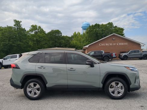 Used 2022 Toyota RAV4 XLE FWD image 2