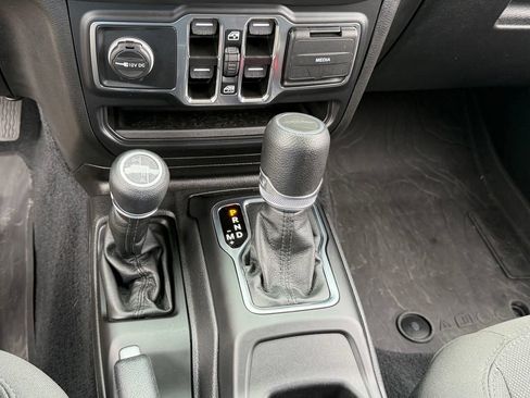Used 2023 Jeep Gladiator Sport AWD/4WD image 15