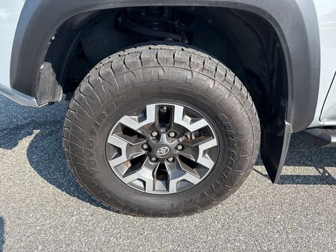 Used 2020 Toyota Tacoma TRD Off-Road w/ TRD Premium Off Road Package AWD/4WD image 11