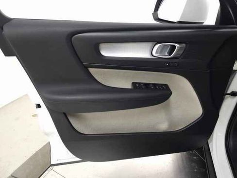 Used 2021 Volvo XC40 T5 Momentum image 14