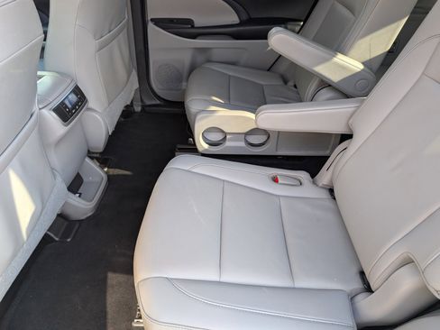 Used 2019 Toyota Highlander XLE image 7