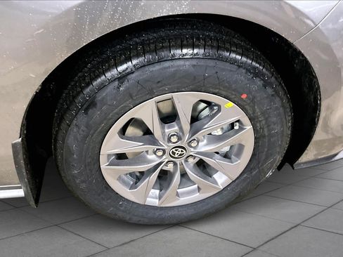 New 2026 Toyota Sienna XLE image 12