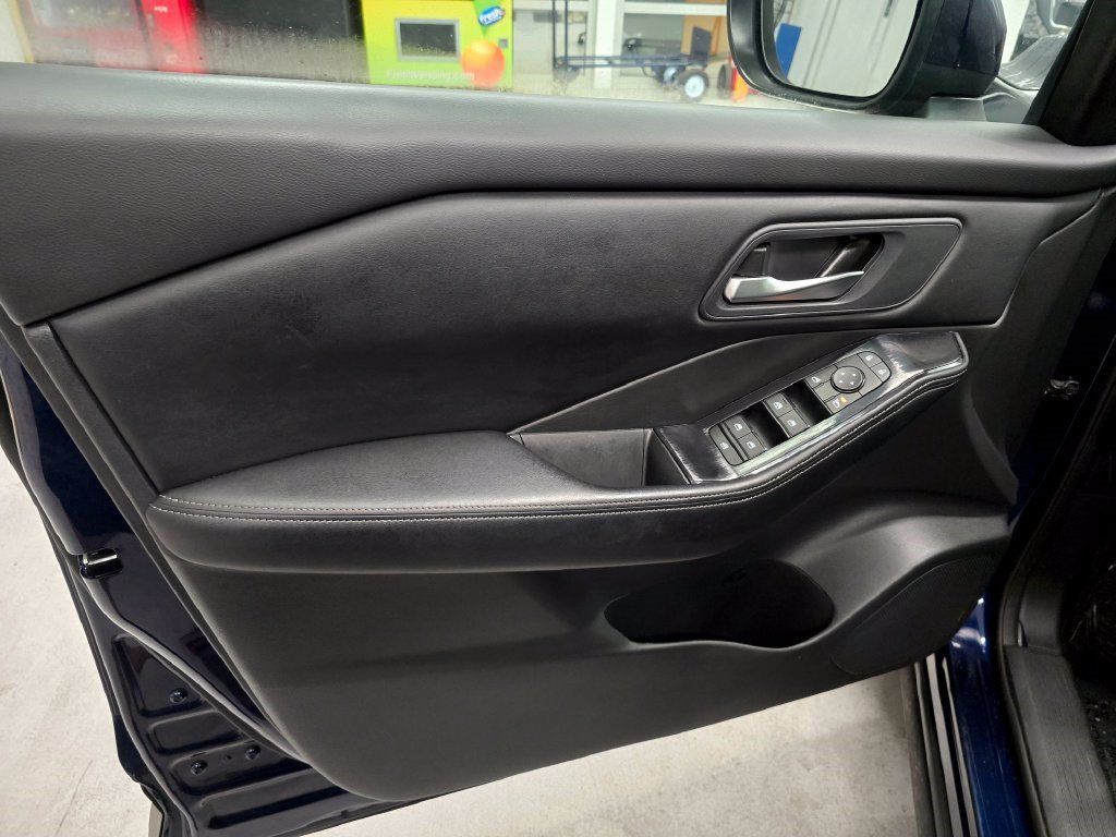 Used 2025 Nissan Rogue SV FWD image 13