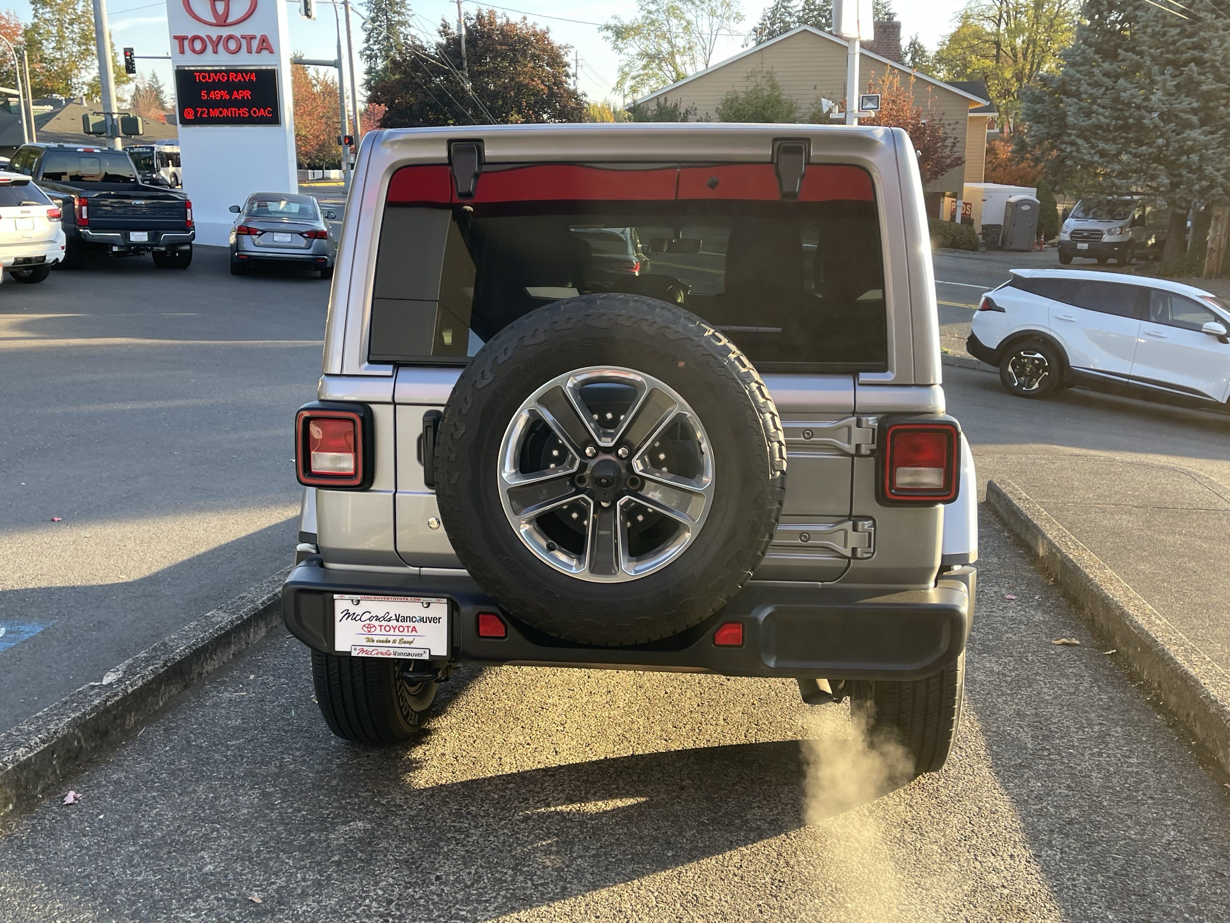 Used 2018 Jeep Wrangler Unlimited Sahara AWD/4WD image 5
