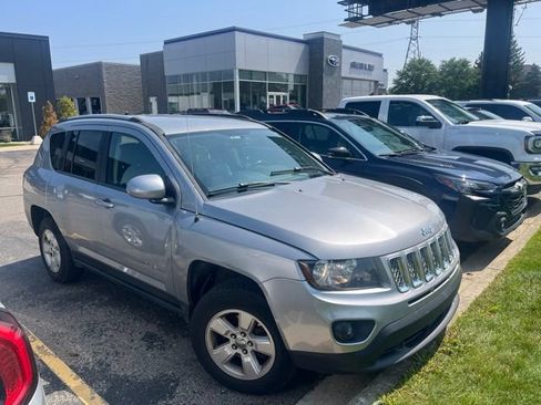 Used 2017 Jeep Compass Latitude FWD image 1
