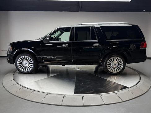 Used 2017 Lincoln Navigator L Select RWD image 4