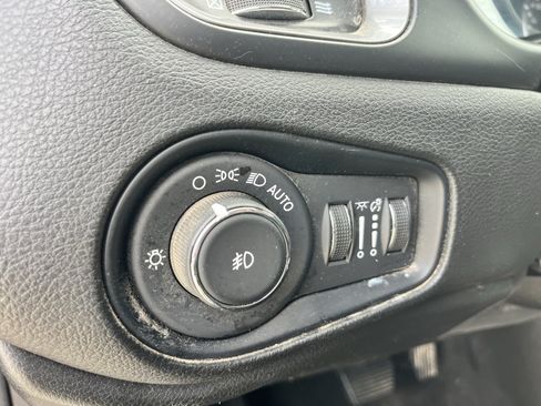 Used 2022 Jeep Renegade Latitude AWD/4WD image 11