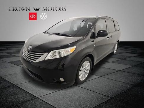 Used 2017 Toyota Sienna XLE image 3