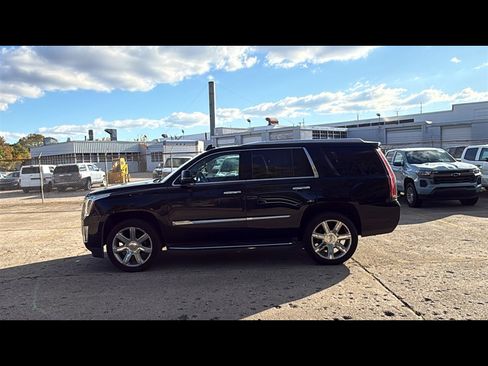 Used 2018 Cadillac Escalade Luxury image 3