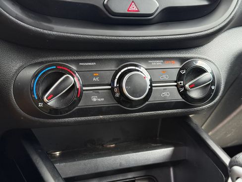 Used 2023 Kia Soul LX w/ LX Technology Package FWD image 12