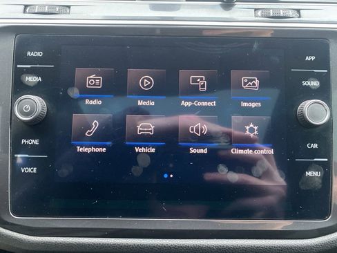 Used 2020 Volkswagen Tiguan SE w/ Panoramic Sunroof Package image 15