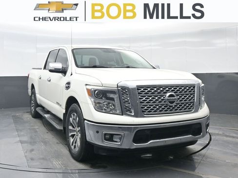 Used 2017 Nissan Titan SL image 1