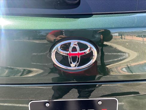 Used 2022 Toyota Corolla Cross XLE w/ Convenience Package image 33