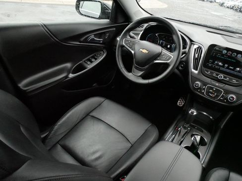 Used 2017 Chevrolet Malibu LT w/ Leather Package FWD image 9