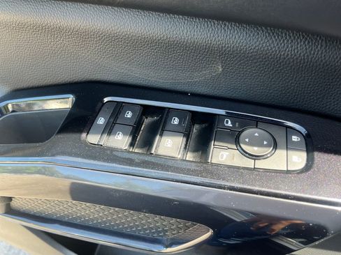 Used 2022 Nissan Pathfinder SV w/ SV Premium Package FWD image 11