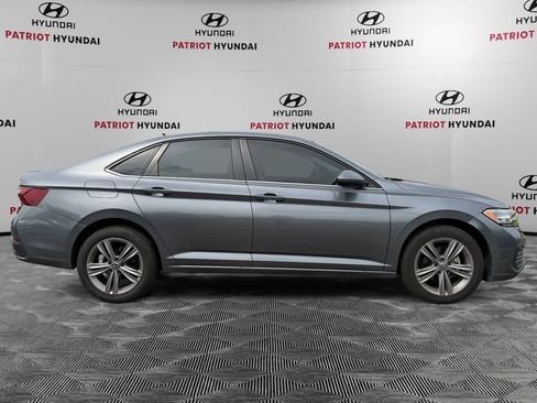 Used 2024 Volkswagen Jetta SE FWD image 2