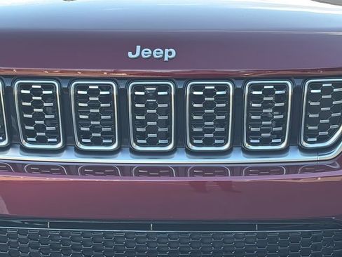 New 2025 Jeep Grand Cherokee Summit image 9