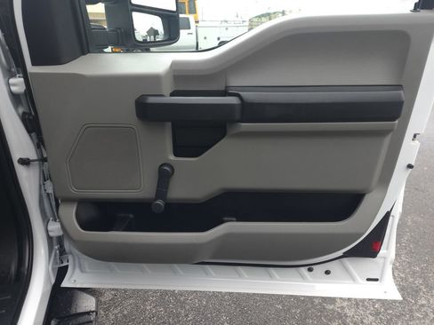 Used 2019 Ford F350 XL w/ Snow Plow/Camper Package image 17