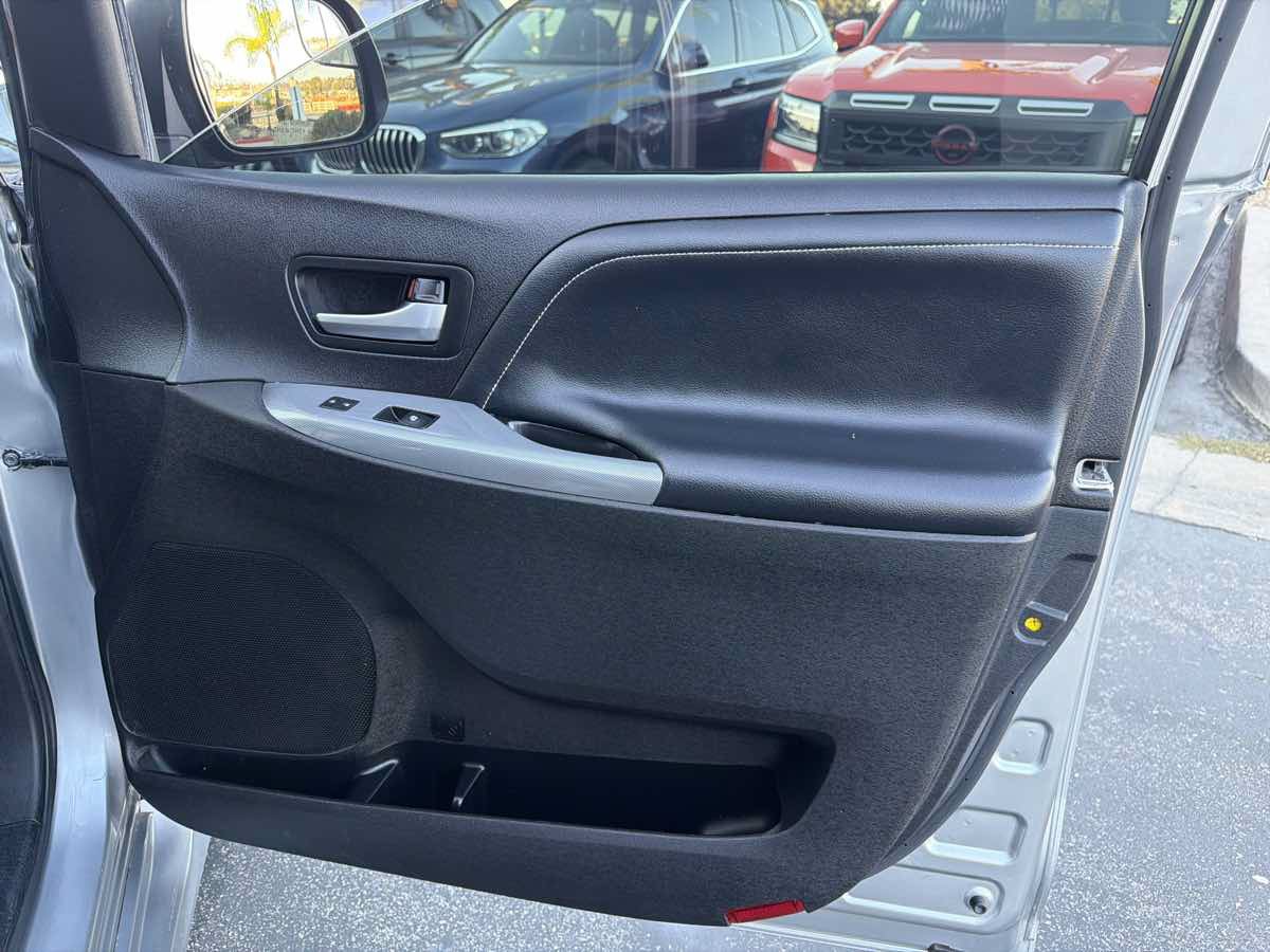 Used 2018 Toyota Sienna SE FWD image 46
