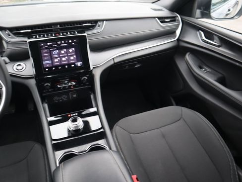 Used 2025 Jeep Grand Cherokee L Laredo image 13