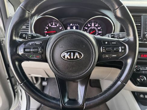 Used 2017 Kia Sedona LX w/ LX Essentials Premium Package image 15