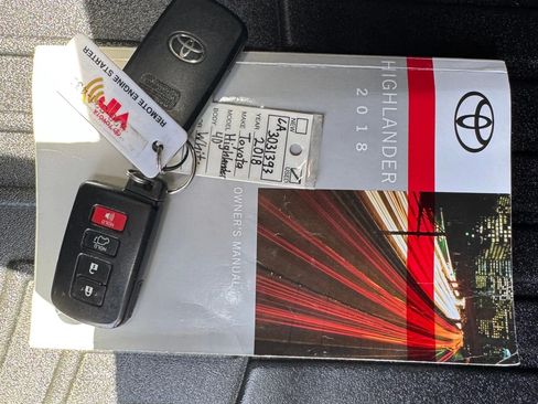 Used 2018 Toyota Highlander Limited FWD image 38