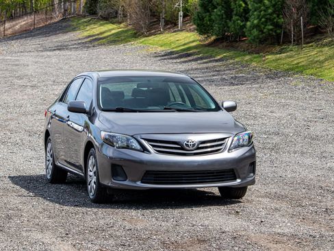 Used 2013 Toyota Corolla LE FWD image 12