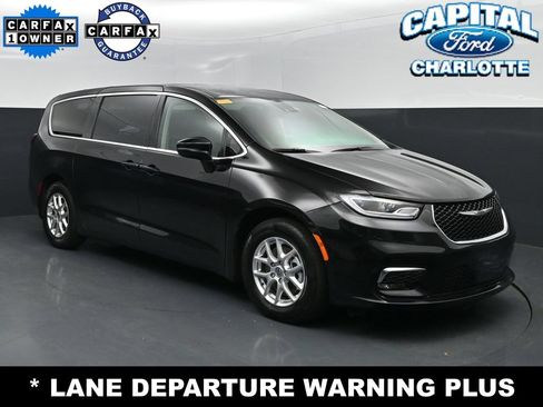 Used 2024 Chrysler Pacifica Touring-L FWD image 4