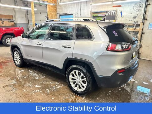 Used 2019 Jeep Cherokee Latitude w/ Cold Weather Group AWD/4WD image 5
