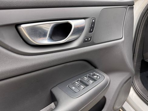 Used 2025 Volvo S60 B5 Core FWD image 10