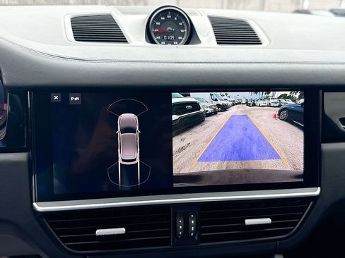 Used 2019 Porsche Cayenne Turbo w/ Premium Plus Package image 15