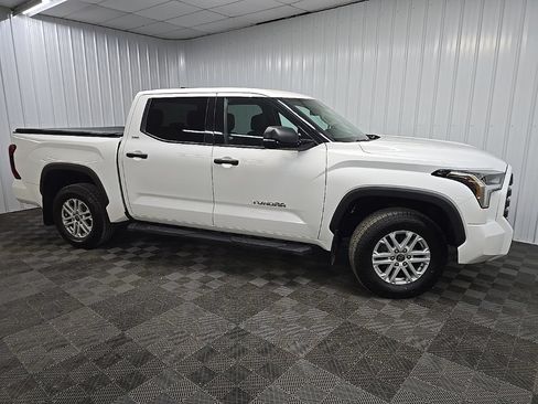 Used 2022 Toyota Tundra SR5 w/ SR5 Convenience Package AWD/4WD image 1