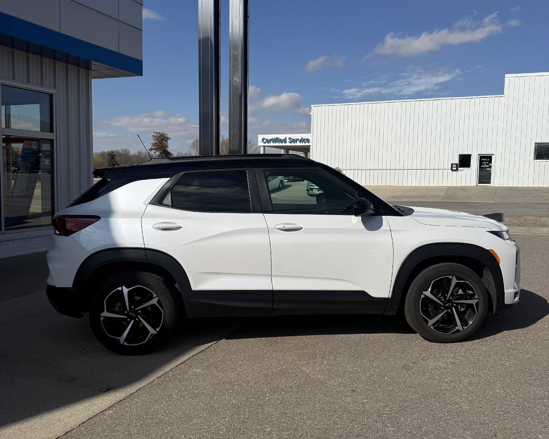 Used 2022 Chevrolet TrailBlazer RS w/ Sun and Liftgate Package FWD image 2