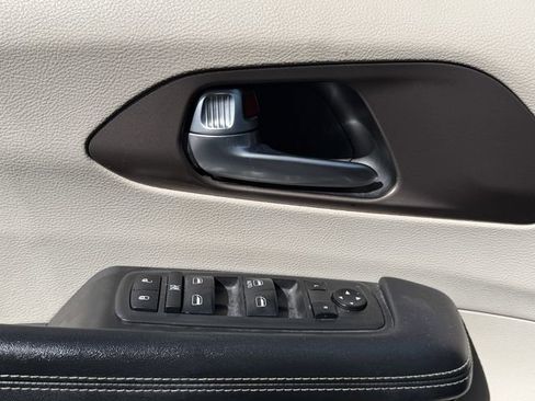 Used 2020 Chrysler Voyager L image 22