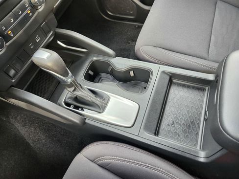 Used 2024 Nissan Frontier SV image 12