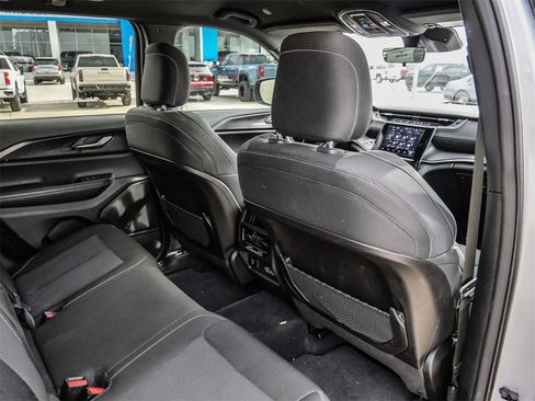 Used 2025 Jeep Grand Cherokee Laredo w/ Luxury Tech Group I image 18