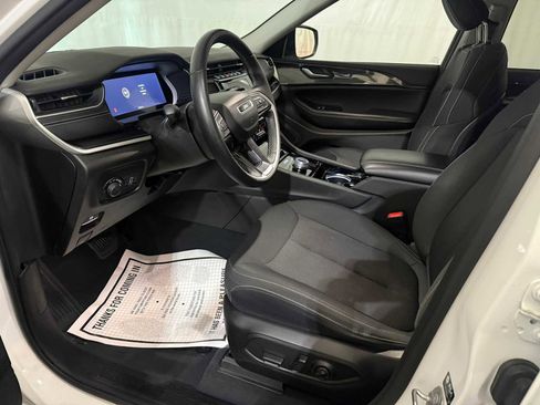 Certified 2023 Jeep Grand Cherokee Laredo w/ Luxury Tech Group I image 19